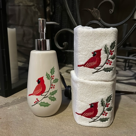 NWT Avanti Red Cardinal Soap Lotion Dispenser and Matching Fingertip Towels Set - Picture 2 of 6